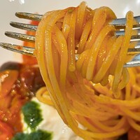 サバティーニ・ディ・フィレンツェ 東京店 - パスタ
                      <旬のいろいろなトマトと濃厚なトマトソースのスパゲッティーニブッラータチーズを添えてバジルのアクセント>