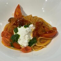 サバティーニ・ディ・フィレンツェ 東京店 - パスタ
                    <旬のいろいろなトマトと濃厚なトマトソースのスパゲッティーニブッラータチーズを添えてバジルのアクセント>