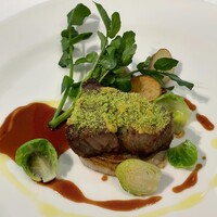 サバティーニ・ディ・フィレンツェ 東京店 - メイン　肉料理
                    <厳選黒毛和牛の香草パン粉焼き　粒マスタードのスーゴ新玉葱のソテーと芽キャベツを添えて>
