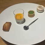 Restaurant.m - お茶菓子　アーモンドフィナンシェ　マンゴーのブランマンジェ　抹茶　あんバターのマカロン