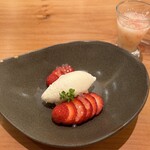はすのみ - アイスクリームといちごの甘酒ソースかけ