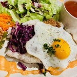 ダブルフォーアパートメント 薬師池店 - 【プルドチキン•オーバーライス•プレート】1,280円。◼️デリ2種、◼️サラダ、◼️スープ