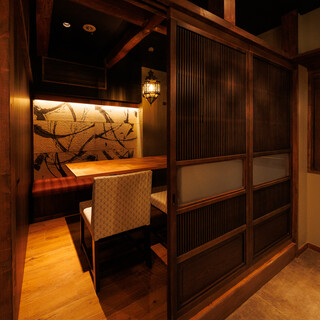 日式时尚氛围的成人酒馆。完全配备了单间。