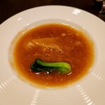 中国料理 竹園 - フカヒレと国産紅ズワイ蟹の煮込み
            気仙沼の姿フカヒレが入っている
