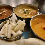 Indian Street Food & Bar GOND - ●本日のカレー３種