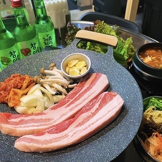 カリッじゅわッっと広がる旨味♪名物★厚切り生サムギョプサル