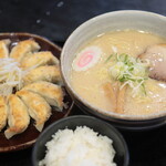 五味八珍 - 料理写真:浜松餃子とらーめんのセット。