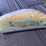 アンキュイ - アボカドと生ハムのパン