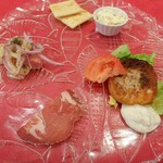 コヤノ - 前菜盛り合わせ（いぶりがっこクリームチーズとクラッカー、鶏肉バーグ、豚生ハムなど）