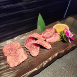 焼肉うし - 焼肉3種盛り合わせ(タン、ツラミ、カルビ)