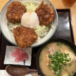 Kagurazaka Yamasemi - 通常はこれに蕎麦を合わせてランチセットになるようです。蕎麦と丼両方はいらないかなと豚汁を付けました。