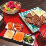 Lunch only! Red and white Yakiniku (Grilled meat) set meal