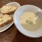 バル ペロタ - サラダにスープパン付き！