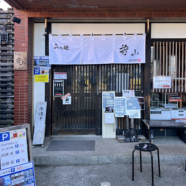 清潔感のある店内カウンター