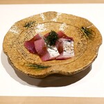 江戸前鮨 二鶴 - 『ヤイトガツオ、紫蘇の葉、白葱たたき』