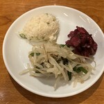 餃子の福包 - 付け合わせ3種が先に。