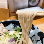 ぼっこ志 - 【2024年03月】煮卵極濃鶏白湯＠1,200円、麺アップ。麺にスープが絡みまくっております(笑)。