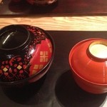 虎白 - 2013年12月訪問時：ご飯と汁もの、この器も素敵