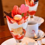 エビヤカフェ - いちごパフェセット