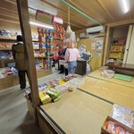 日本一のだがし売り場 - 駄菓子をテーマにしたアニメ「だがしかし」の主人公の実家「シカダ駄菓子店」。中もアニメとそっくりそのまま。