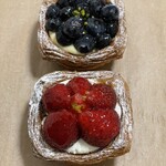 ベーカリータツヤ - ブルーベリー・苺