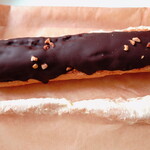 サリュ - “エクレア”は細長い“シュークリーム”の1種、“シュー皮”はサクッと硬め、“チョココーティング”はパリッと更に硬め、味わいはビターです。