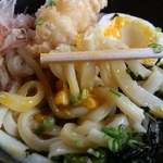 うどん かえで - 半熟卵の黄身で絡める