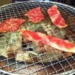 炭火焼肉 やまもと - 炭火でじっくり焼く上ロース・上カルビ・ハラミ