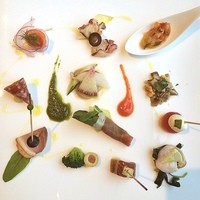 チリエージョ - アンティパストミスト☆鴨肉にはラズベリー、サラミにキウイ、生ハムにメロンと、野菜の他、果物も細部に使われてて、飽きない一皿でした。真中のソースはトマトとニンジンで作ったソースとのことです＼(^o^)／