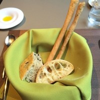 チリエージョ - パン：どのお皿より美味しかったです(^o^)
                フランスパンもグリッシーニもGoodでしたが、何よりこの、オリーブを練り込んだフォカッチャが美味しかったです＼(^o^)／