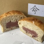 人舟 - 酒粕酵母桜あんぱん　320円　断面