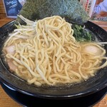 横浜家系ラーメン 風神家 - 豚骨醤油ネギラーメンの麺