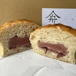 人舟 - 酒粕酵母桜あんぱん　320円　断面