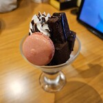 ココス - マカロンとブラウニーのチョコレートパフェ