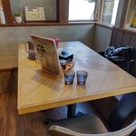 伊藤商店 - テーブル席へ