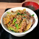なかみ屋本店 - ホルモン丼　生卵トッピング　サラダ、スープ付き