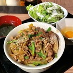 なかみ屋本店 - ホルモン丼　生卵トッピング　サラダ、スープ付き
