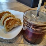 伊藤商店 - ２個目は、ラー油を実ごとたっぷりかける