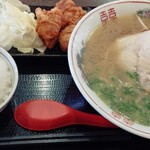 元祖 麺一 - 料理写真:ラーメンカラアゲセット。スープたぷたぷなのがサービス良いね
