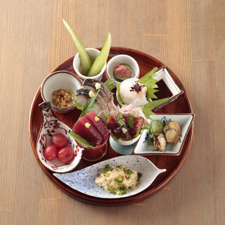 Enjoy oden and various appetizers that are made with the added soup stock♪