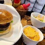 Cusco Cafe - ハンバーガーセット(税込850円)
                        ①ハンバーガー(バンズ&ビーフパテ&トマトレタス)②ミニサラダ(千切り甘藍&レタス等)③トルティーヤチップス④コンソメスープ
                        お飲み物《ドリンクバー付》①ICE珈琲