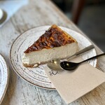 UMAMI SPECIALTY COFFEE - 料理写真:UMAMI Cheese Cake＠7€