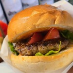 Cusco Cafe - ①ハンバーガー(バンズ&ビーフパテ&トマトレタス)
                        グルメバーガーという程でもなく、かといって大手チェーンという感じでもなく、手作り感があります