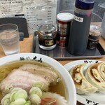 青竹手打ちラーメン 麺や 大山 - メンマラーメン910円、餃子340円　合計1250円