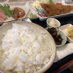 Tempura O Shokuji Dokoro Tsukushi - 魚定食950円（ホッケフライと刺身、びんちょうまぐろとエビ）
