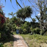 アイスクリンカフェ アーク - 石畳を進みます