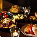 BOOKS BUNNY - テーブルにお酒＋おつまみ