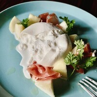 季節の果物と水牛ブッラータ