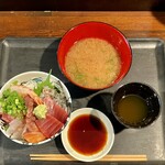 ふくちゃん家 - 本日の海鮮丼1200円アラ汁付きご飯大盛無料