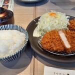 とんかつ神楽坂さくら - シジミの味噌汁＆キャベツは毎度お代わり頂戴しています。